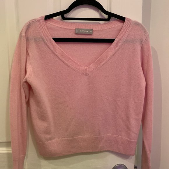 Everlane Sweaters - Everlane Cashmere Crop V-Neck sweater in soft pink